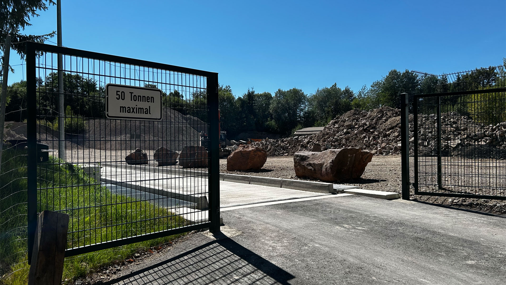 Gelände mit Fahrzeugwaage und Selbstbedienerterminal