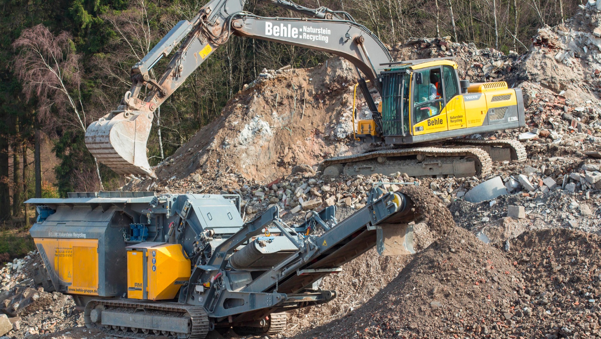 Bagger und Brecheranlage von Behle beim Baustoffrecycling