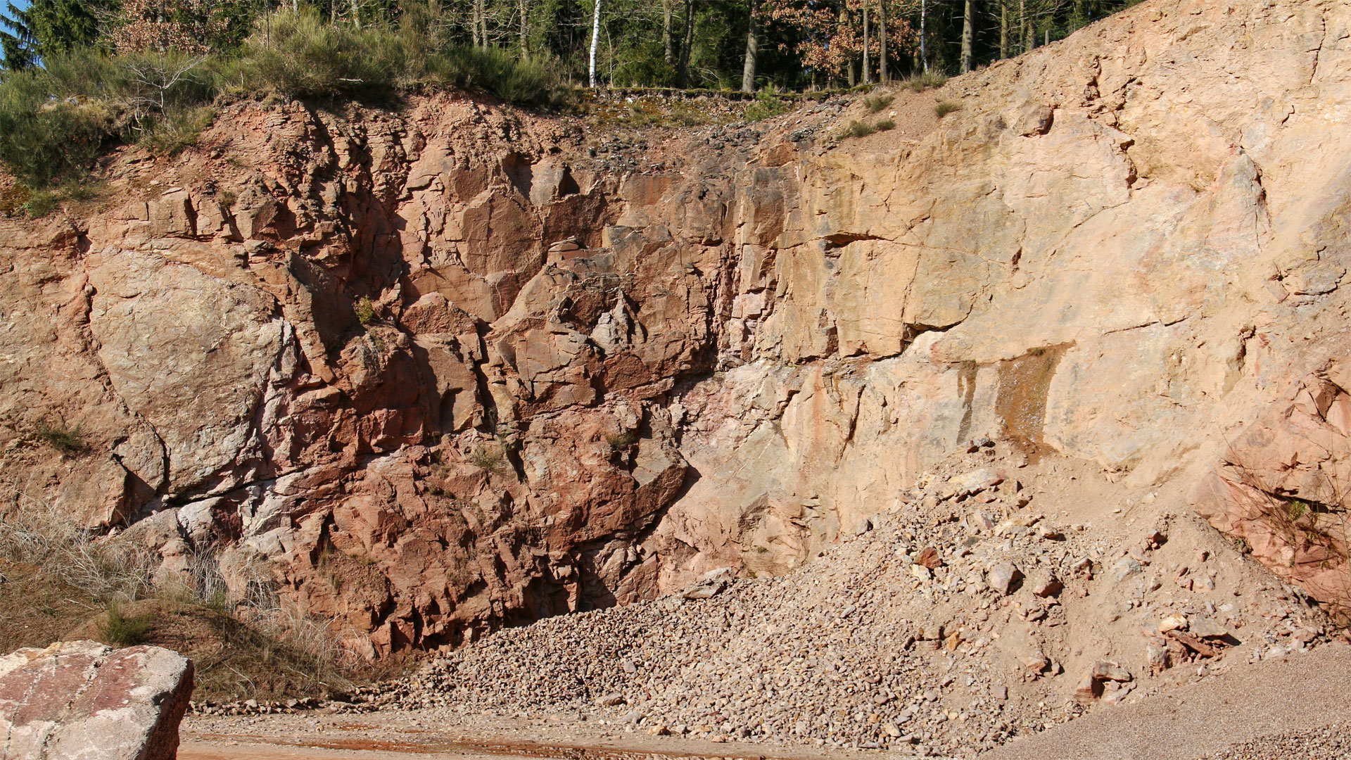 Steinbruch mit Natursteinmaterial