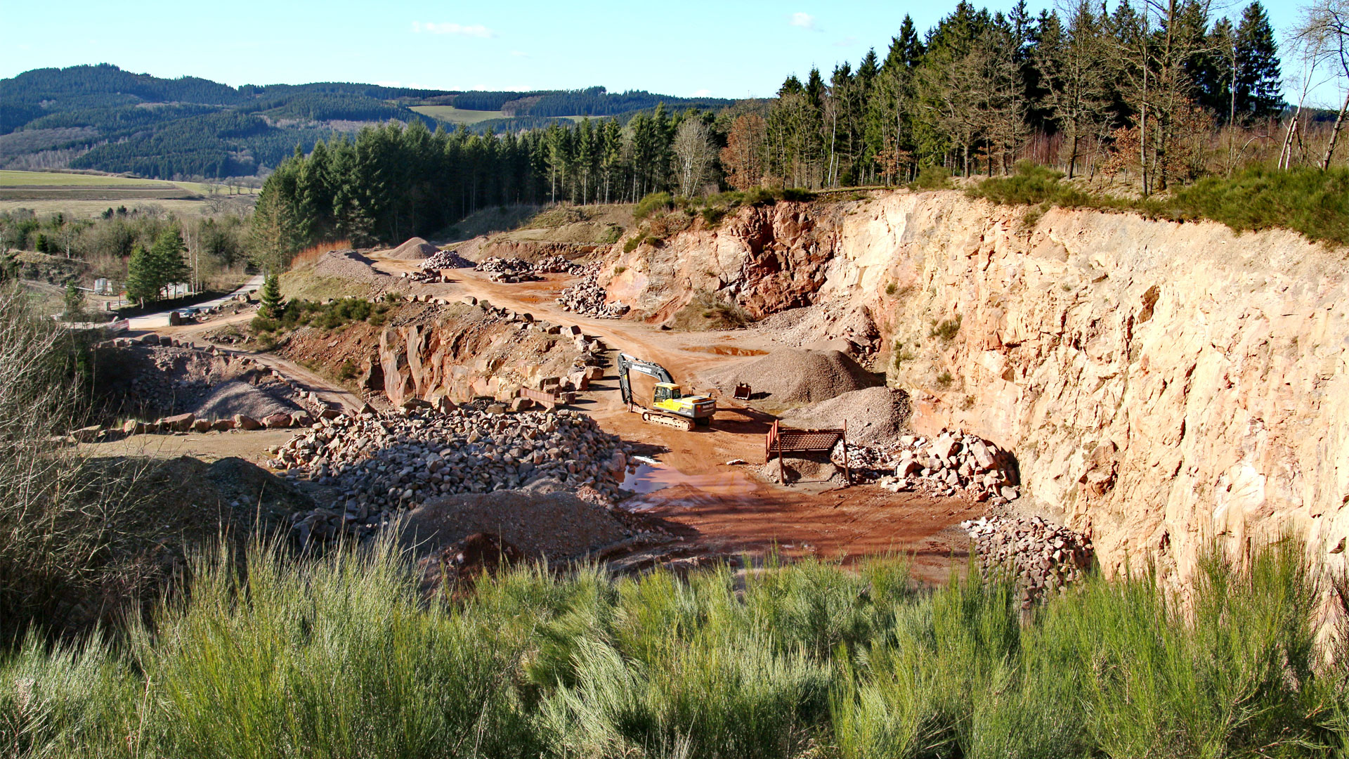 Luftaufnahme des Steinbruchs mit Natursteinmaterial