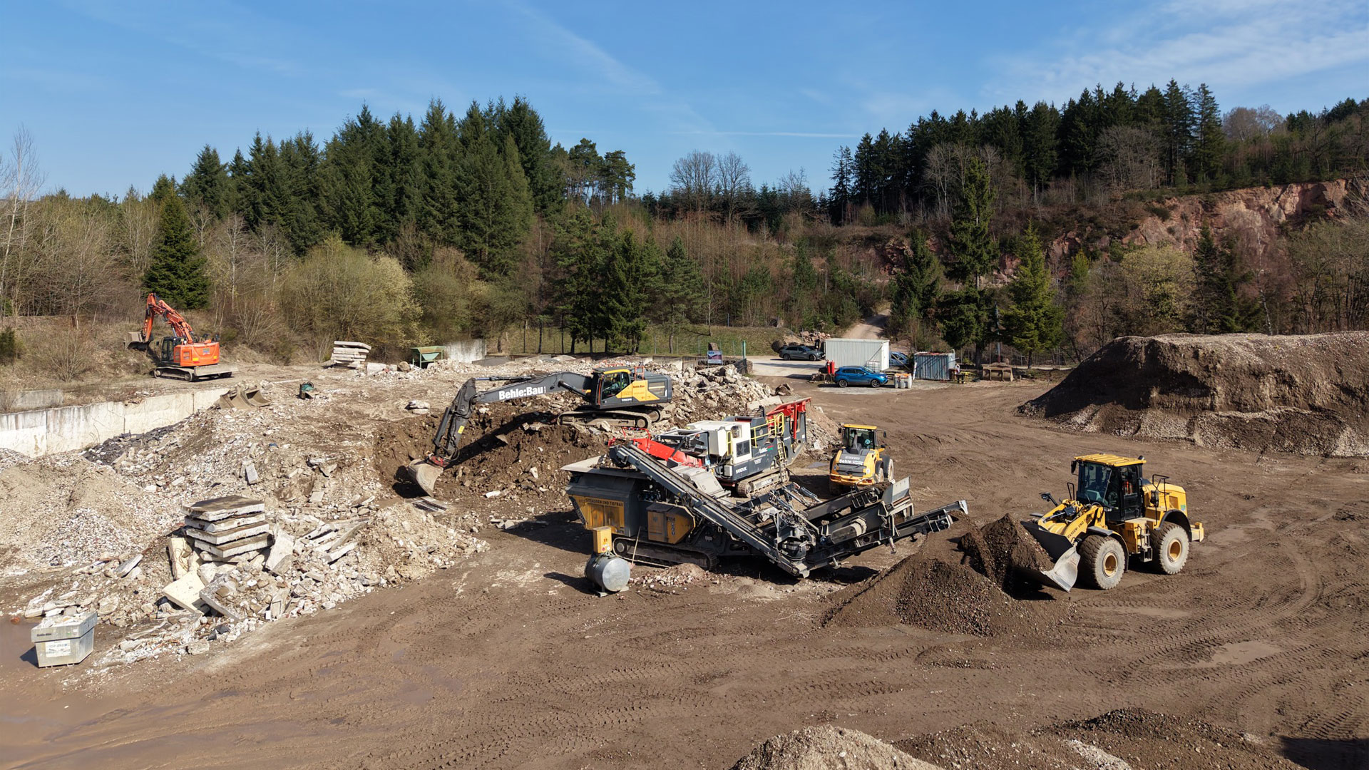 Bagger und Brecheranlage von Behle beim Baustoffrecycling