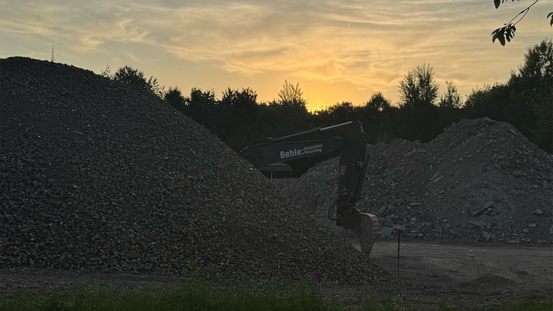 Bagger auf dem Recyclinggelände – Link zur Ersatzbaustoffverordnung
